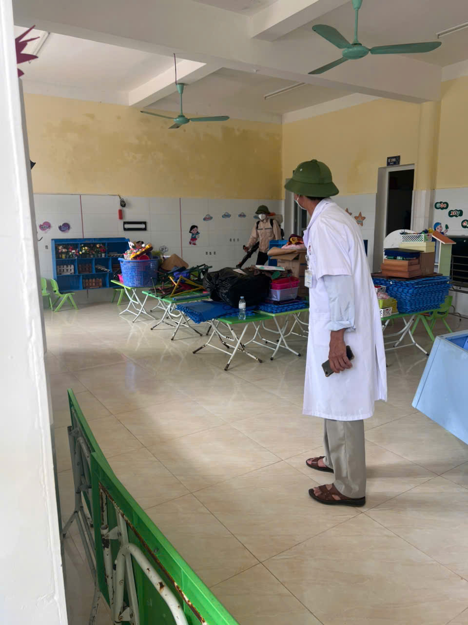 TTYT TIÊN ĐIỀN TÍCH CỰC CHỈ ĐẠO TRẠM Y TẾ HƯỚNG DẪN NHÂN DÂN XỬ LÝ NGUỒN NƯỚC SINH HOẠT SAU LŨ