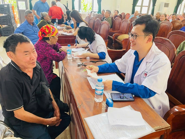 Nam bác sĩ trẻ vừa cầm dao mổ, vừa 'giữ lửa' phong trào ở tuyến cơ sở