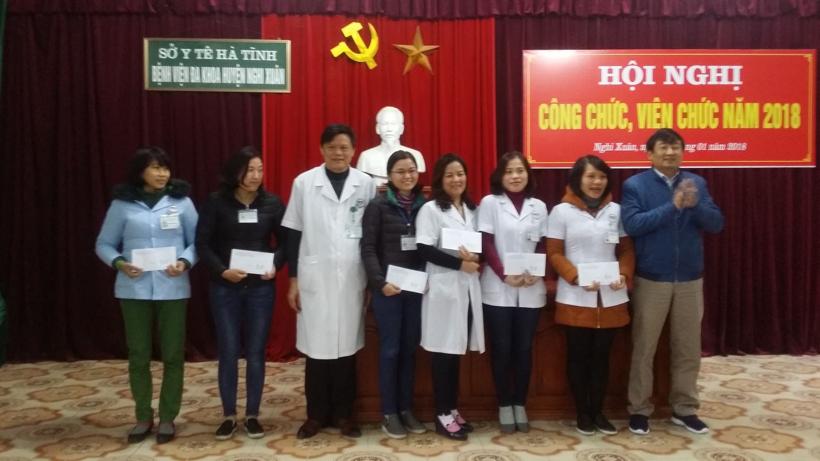 Đồng chí Hà Thanh Sơn tặng quà cho các CBVC có ngày sinh nhật trong tháng 2.